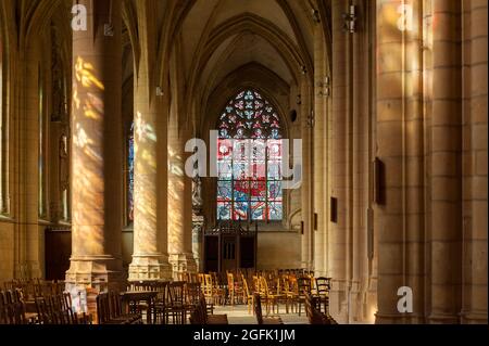 Charleville Mézières (nord-est de la France) : intérieur de la basilique notre-Dame d'espérance (notre-Dame de l'espérance). Vitraux modernes et abstraits Banque D'Images