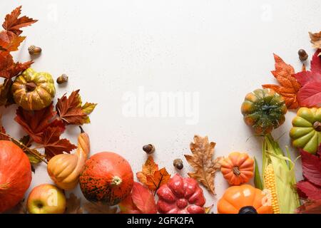 Récolte saisonnière, citrouilles, feuilles colorées sur fond blanc avec espace pour le texte. Composition d'automne. Concept de jour d'Halloween ou de Thanksgiving. Vie Banque D'Images