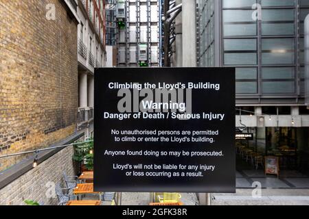 PANNEAU D'AVERTISSEMENT DE LONDON CITY ALDGATE DEVANT LES BÂTIMENTS LLOYD'S OF LONDON À LIME STREET Banque D'Images