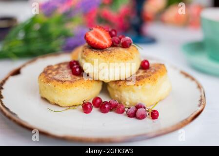 cheesecakes pour le petit déjeuner avec baies dans un restaurant Banque D'Images