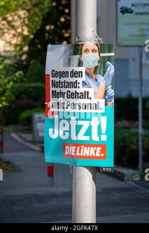 Wiesbaden, Allemagne - 25 août 2021 : panneau d'affichage de la campagne électorale de DIE LINKE dans le centre-ville de Wiesbaden, Hessen. DIE LINKE, également appelé le parti de gauche, est un parti politique socialiste démocratique en Allemagne. C'est le parti le plus à gauche des six représentés au Bundestag. L'Allemagne doit se tenir aux élections fédérales du 26 septembre. Banque D'Images