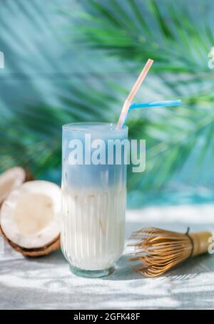 blue cold drink ys latte anchan matcha avec lait de coco Banque D'Images