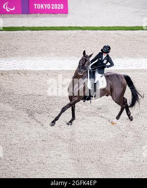 Jockey paralympique Manon Claeys photographié après l'épreuve individuelle - épreuve équestre de niveau IV le deuxième jour des Jeux paralympiques de Tokyo de 2020, TH Banque D'Images