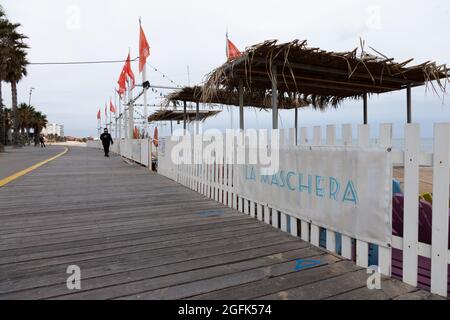 Melbourne, Australie, 26 août 2021. Une femme passe devant des tables de café vides sur la plage de St Kilda pendant le 6ème confinement de COVID-19 qui a été placé sur l'État de Victoria. Crédit : Dave Helison/Speed Media/Alamy Live News Banque D'Images