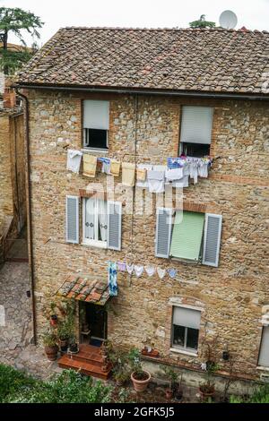 Vêtements pendus devant un bâtiment en Toscane, en Italie Banque D'Images