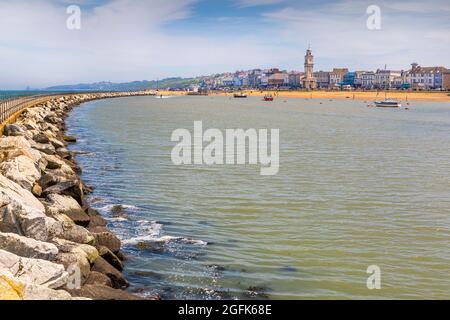 Port de Herne Bay et maisons en bord de mer prises de Neptunes Arm Banque D'Images