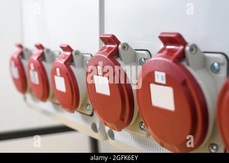 Prises industrielles sur la carte de distribution. Site de construction électricité, approvisionnement énergétique temporaire Banque D'Images