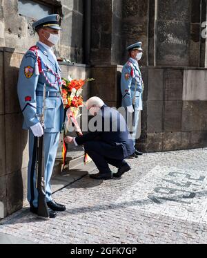 Prag, République tchèque. 26 août 2021. Le président fédéral Frank-Walter Steinmeier dépose une couronne sur une plaque commémorative pour les combattants de la résistance à l'assassinat de Heydrich à l'église St Cyril et Methodius. Le Président Steinmeier et sa femme sont en visite de trois jours en République tchèque. Credit: Bernd von Jutrczenka/dpa/Alamy Live News Banque D'Images