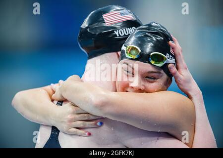 TOKYO, JAPON. 26 août 2021. PERGOLINI Gia of USA célèbre après avoir remporté le 100m BackStroke- S13 féminin avec Colleen Young, coéquipier, lors des finales de natation des Jeux paralympiques de Tokyo 2020 au Tokyo Aquatics Centre le jeudi 26 août 2021 à TOKYO, AU JAPON. Credit: Taka G Wu/Alay Live News Banque D'Images