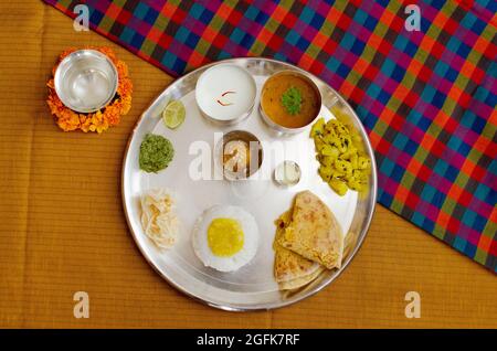 Maharashtrian thali fait à l'occasion de Gudi Padwa qui comprend Puran poli, Dal, Rice, Bhaji, Papa etc Banque D'Images