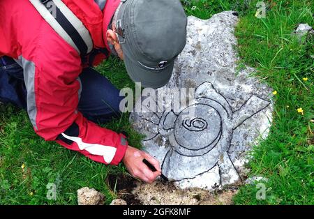 Slovénie. Planina Zaprikraj. Le site de l'enterrement de la première Guerre mondiale du 6 Reggimento italien Bersaglieri.armoiries. Banque D'Images