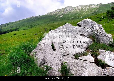 Slovénie. Planina Zaprikraj. Inscription de la première Guerre mondiale italienne sur un rocher: '10 Comp Alpina Dall'Olio Ettore'. Dans le sol arrière, la crête du mont Vrsic. Banque D'Images
