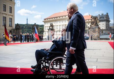 Prag, République tchèque. 26 août 2021. Le Président fédéral Frank-Walter Steinmeier est reçu avec distinction militaire par Milos Zeman, Président de la République tchèque, au Château de Prague. Le Président fédéral Steinmeier et sa femme sont en visite de trois jours en République tchèque. Credit: Bernd von Jutrczenka/dpa/Alamy Live News Banque D'Images