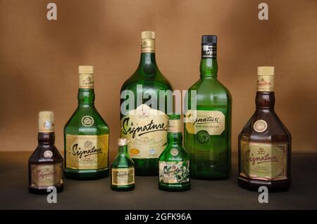 Lot de bouteilles vides de whisky Signature Premium sur fond marron Banque D'Images