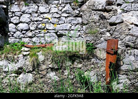 Slovénie. Planina Zaprikraj.restes de bâtiments de la première Guerre mondiale des lignes de fond italiennes Banque D'Images