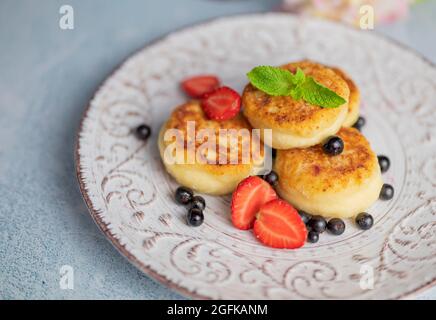 cheesecakes pour le petit déjeuner avec baies dans un restaurant Banque D'Images