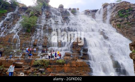 Chute d'eau de Tirathgarh, parc national de Kanger, bastar, Chhattisgarh, Inde. Cascade de type bloc sur la rivière Kanger. L'eau plonge 91 mètres Banque D'Images