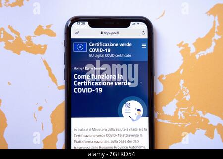 Certificat numérique européen Covid-19.Green ou Covid Pass.Certificat de vaccin Covid ou coronavirus, application passeport avec code QR sur la carte de l'Europe. Banque D'Images
