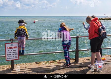 Pêche au crabe à Mudeford Quay, Christchurch, Dorset, Royaume-Uni, par une chaude journée ensoleillée en août Banque D'Images