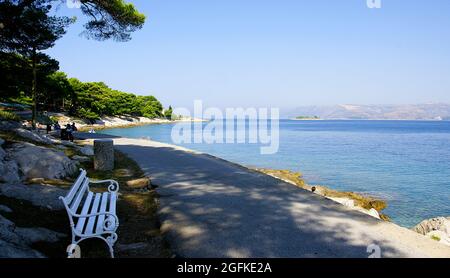 Banc blanc sur la promenade Ronda à Cavtat, Croatie, Europe Banque D'Images