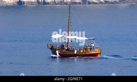 Voilier dans la mer Adriatique au large de la côte de l'île de Lokrum, Croatie, Europe Banque D'Images