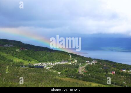 Arc-en-ciel sur la petite ville de Bjorkliden en Laponie suédoise. Banque D'Images