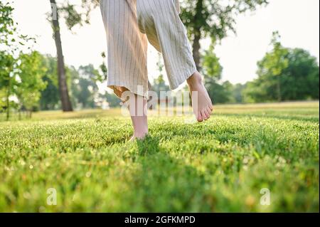 Les jambes des femmes se déplacent avec joie sur l'herbe Banque D'Images