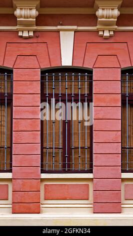 Fenêtre sur l'ancienne façade rouge à Belo Horizonte, Minas Gerais, Brésil Banque D'Images