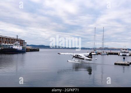 Un hydravion de Havilland Beaver sort de Constitution Dock sur la Derwent River à Hobart, Tasmanie, Australie, lors d'un vol charter pittoresque Banque D'Images