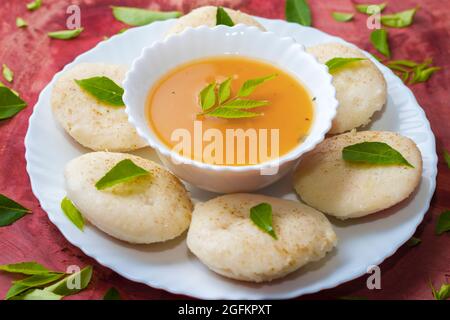 La célèbre cuisine sud-indienne idli est prête à servir. Banque D'Images