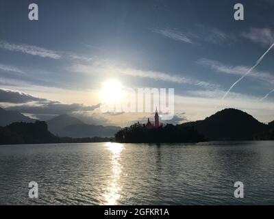 Lever du soleil sur le lac Bled en Slovénie et sur la célèbre île et église Banque D'Images