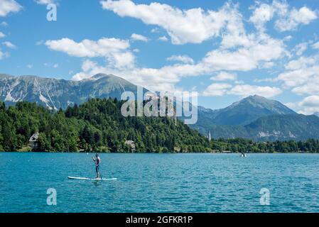 Paddle-board sur le lac Bled avec château en arrière-plan, Slovénie Banque D'Images