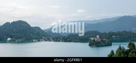 Vue aérienne du lac de Bled en journée ensoleillée Banque D'Images