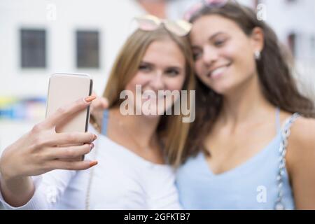 deux jeunes femmes faisant sourire tête à tête un selvy Banque D'Images