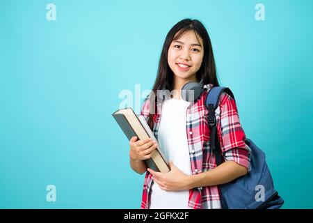 Heureuse étudiante. Jeune fille asiatique joyeuse souriant à la caméra. Banque D'Images