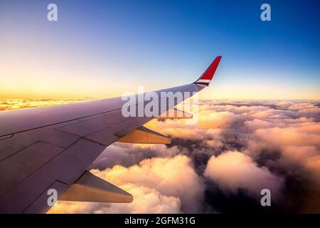 Coucher de soleil sur l'avion, siège fenêtre de l'avion au-dessus de Paris, France, Europe pour un voyage d'affaires et des vacances de week-end et beauté détente vue pendant la tran Banque D'Images