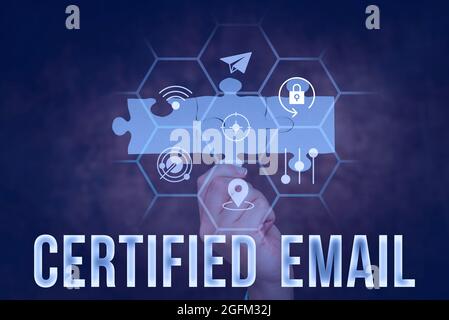 E-mail certifié pour l'affichage conceptuel. Mot pour e-mail dont l'envoi est certifié par une main tiers neutre tenant Jigsaw Puzzle Piece Unlocking New Banque D'Images