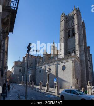 Ávila / Espagne - 05 12 2021: Vue imprenable sur la façade austère romano-gothique à la cathédrale du Sauveur, la cathédrale Ávila Banque D'Images