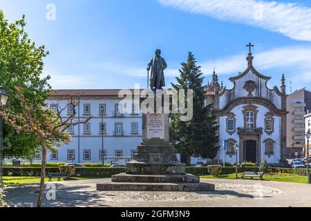 Viseu / Portugal - 05/08/2021 : vue sur le jardin Sainte-Cristina avec la statue de l'évêque Alves Martins, église du Grand Séminaire de Viseu, Seminário Banque D'Images