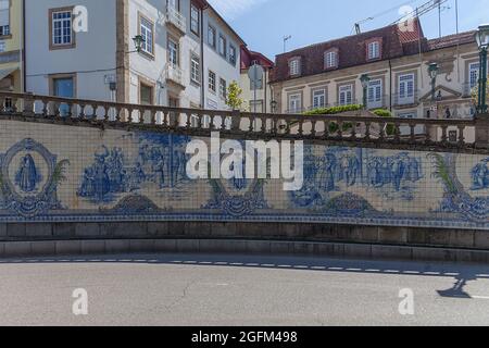 Viseu / Portugal - 05/08/2021 : vue générale de l'emblématique panneau de tuiles, conçu et peint par Joaquim Lopes en 1931, représente les costumes régionaux et Banque D'Images