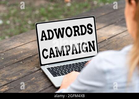 Campagne d'adwords de texte d'écriture manuscrite. Concept signifiant stratégie pour cibler les bons visiteurs avec les bons mots-clés emplois en ligne et travail à distance Banque D'Images