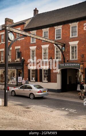 Royaume-Uni, Angleterre, Derbyshire, Ashbourne, Church Street signe de Green man et Black’s Head Hotel over Road, (rebaptisé Greenman) Banque D'Images