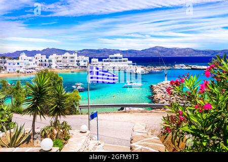 Vacances en Grèce, Cyclades, plages de l'île de Paros et mer. Pittoresque et paisible village côtier de Piso Livadi avec mer turquoise Banque D'Images