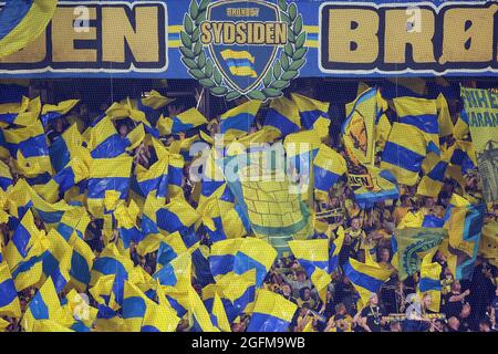 Broendby, Danemark. 25 août 2021. Les fans de football de Broendby, SI on les voit sur les tribunes lors du match de qualification de l'UEFA Champions League, entre Broendby IF et le FC Red Bull Salzburg au stade Broendby à Broendby. (Crédit photo : Gonzales photo/Alamy Live News Banque D'Images