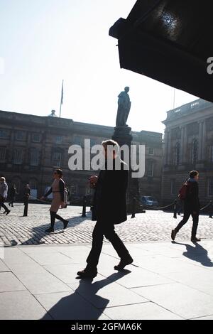 Les gens qui marchent autour de la place du Parlement d'Édimbourg Banque D'Images