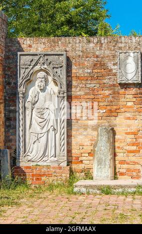 Statue religieuse à l'extérieur de la cathédrale de Santa Maria Assunta de style byzantin, Torcello, Italie Banque D'Images