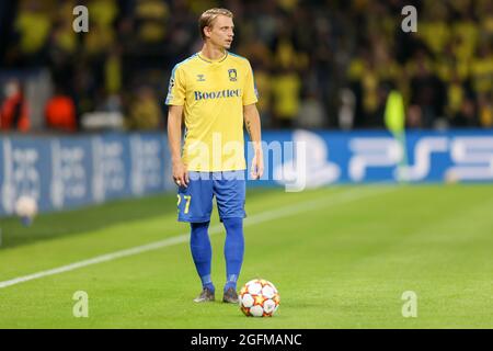 Broendby, Danemark. 25 août 2021. Simon Hedlund (27) de Broendby SI vu lors du match de qualification de l'UEFA Champions League entre Broendby IF et le FC Red Bull Salzburg au stade Broendby à Broendby. (Crédit photo : Gonzales photo/Alamy Live News Banque D'Images