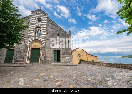 Église médiévale de San Lorenzo (St. Lawrence) 1098-1130, de style roman, Porto Venere ou Portovenere, Golfe de la Spezia, Ligurie, Italie, Europe. Banque D'Images