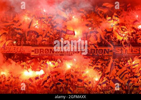 Broendby, Danemark. 25 août 2021. Les fans de football de Broendby, SI on les voit sur les tribunes lors du match de qualification de l'UEFA Champions League, entre Broendby IF et le FC Red Bull Salzburg au stade Broendby à Broendby. (Crédit photo : Gonzales photo/Alamy Live News Banque D'Images