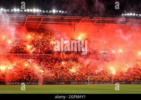 Broendby, Danemark. 25 août 2021. Les fans de football de Broendby, SI on les voit sur les tribunes lors du match de qualification de l'UEFA Champions League, entre Broendby IF et le FC Red Bull Salzburg au stade Broendby à Broendby. (Crédit photo : Gonzales photo/Alamy Live News Banque D'Images